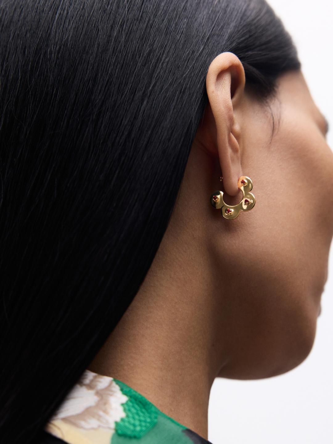 Avgvst x J.Kim Резные серьги с цилиндрами с позолотой