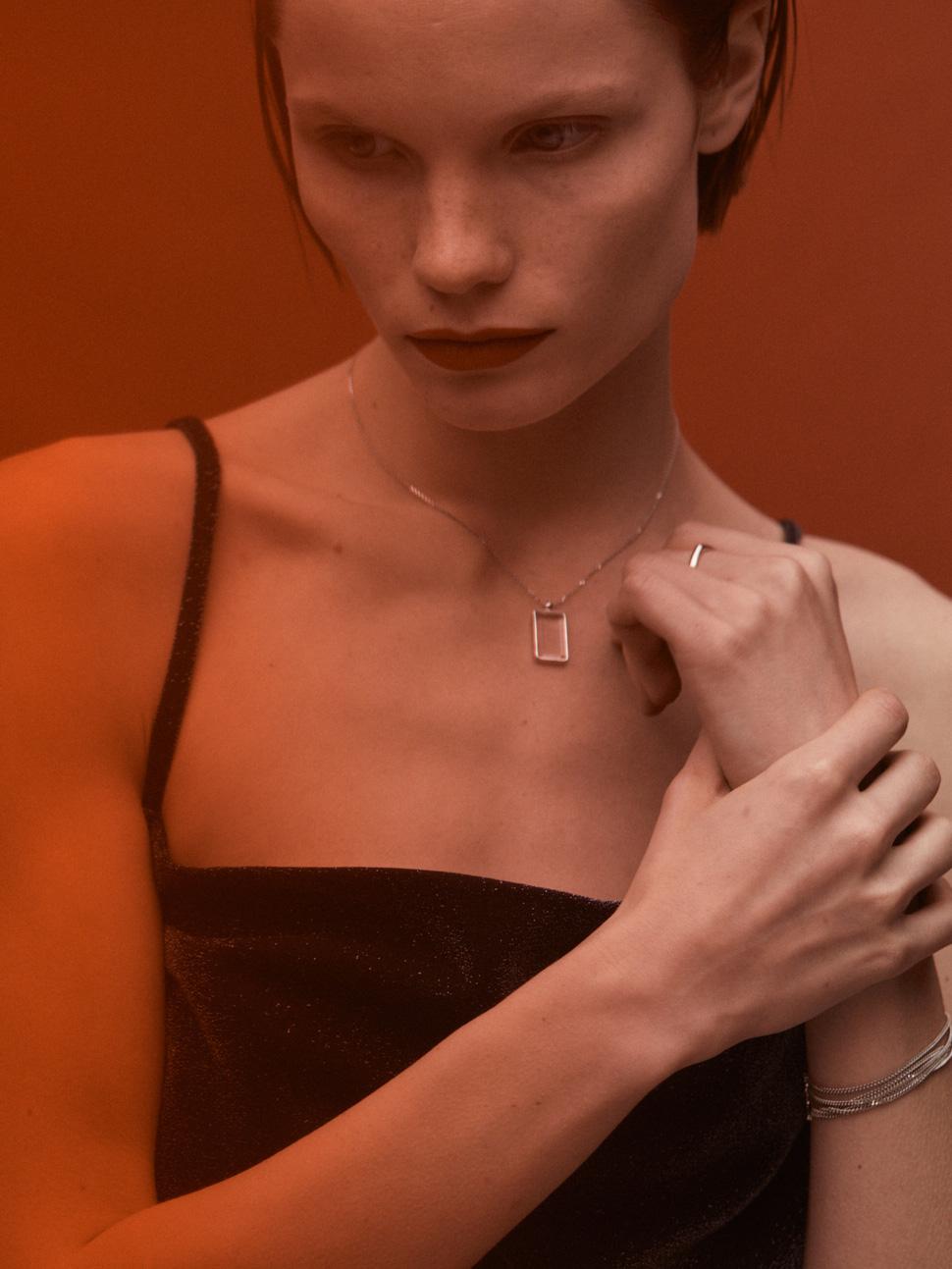 Маленький прямоугольный медальон с горным хрусталем