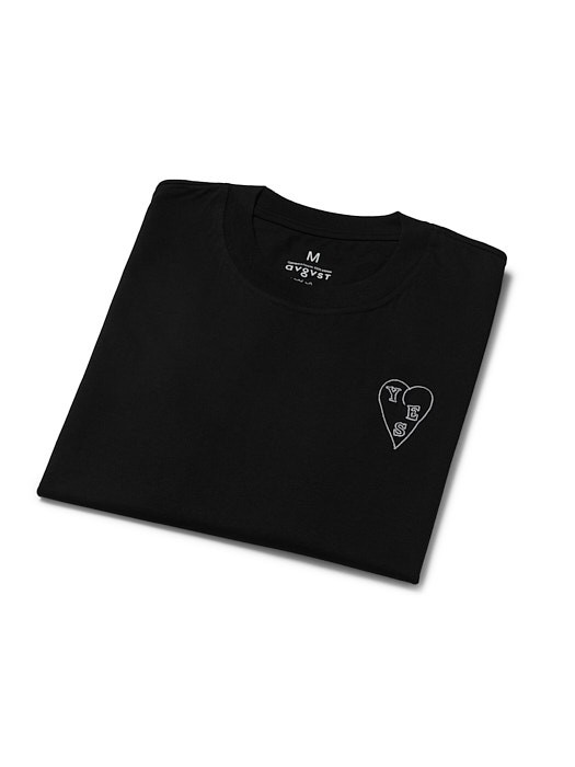 Футболка с сердцем черная